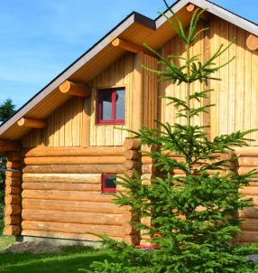 Menuiseries mixtes (bois/aluminium) pour le Chalet de la Mouneque à Loubaresse (15).