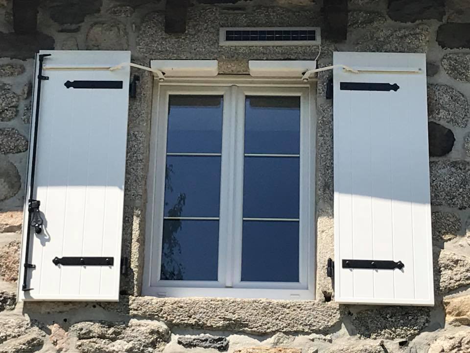 Motoriser ses volets battants pour plus de confort et de facilité de fermeture.