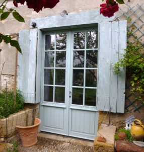 Porte d'entrée style porte fenêtre avec petits bois et finition RAL.