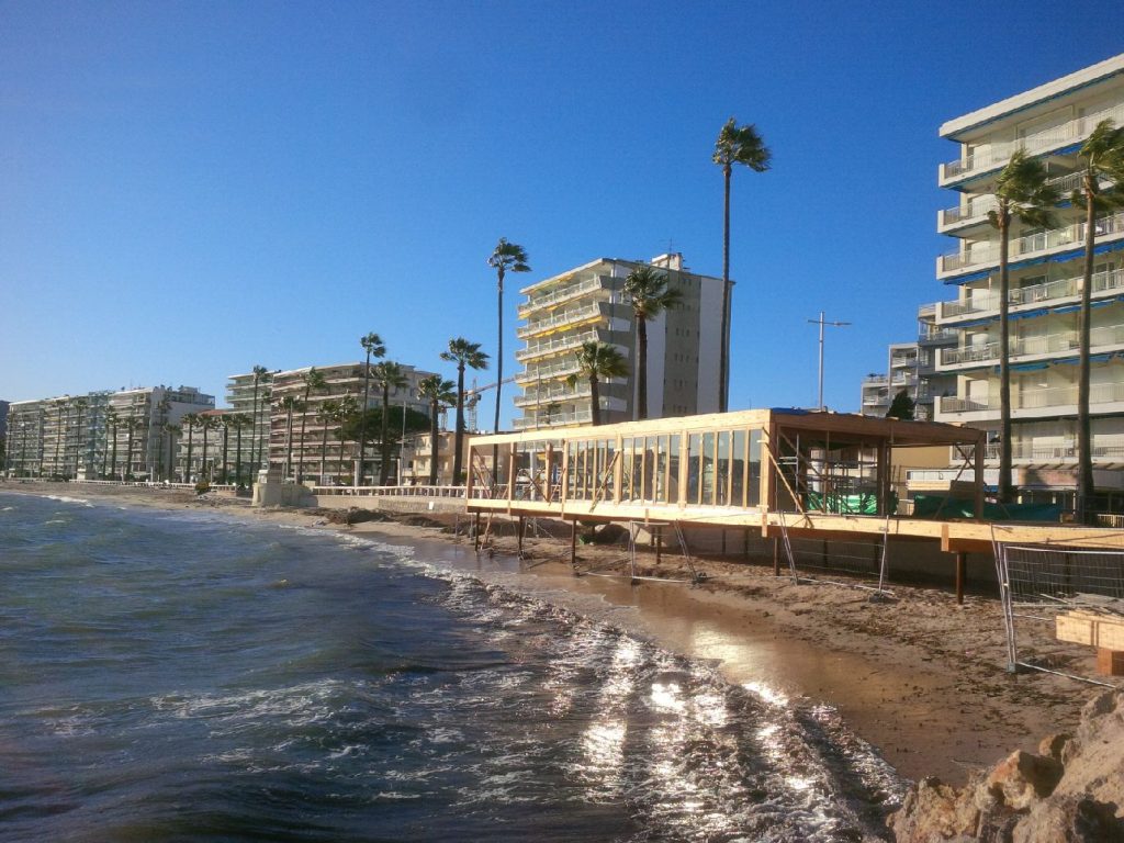 Menuiseries repliables pour un restaurant de plage sur la côte d'Azur.